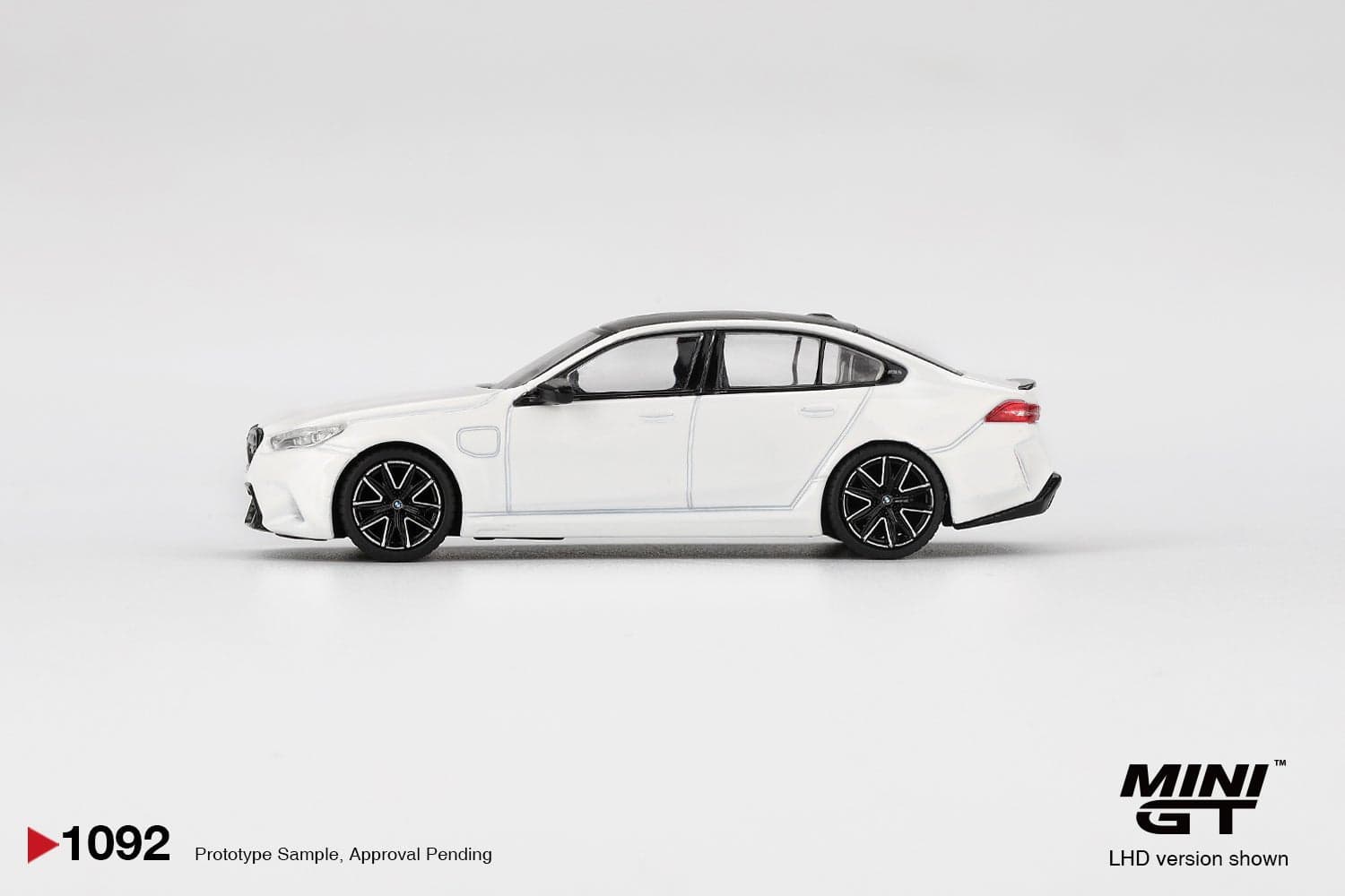 BMW M5 Alpine White – 1:64 Mini GT diecast car – photo 4