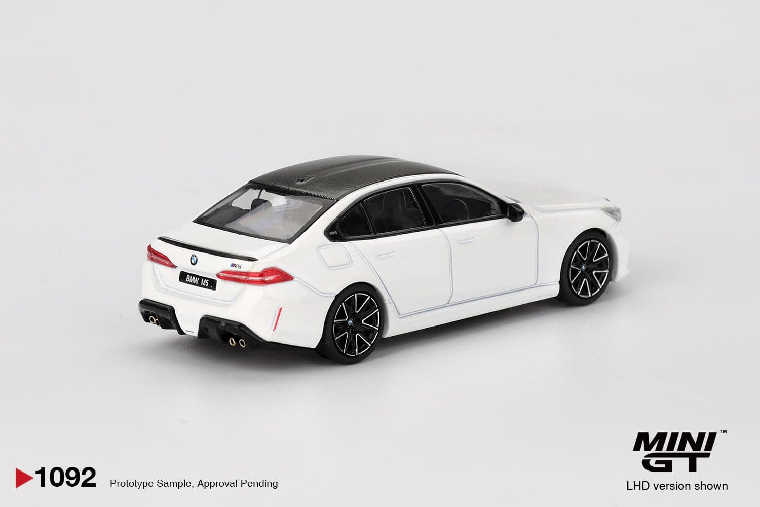 BMW M5 Alpine White – 1:64 Mini GT diecast car – photo 3
