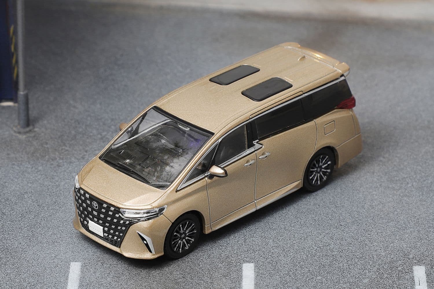 Toyota Alphard – 1:64 DCT diecast car – photo 4