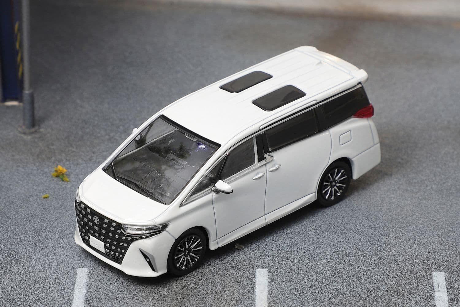 Toyota Alphard – 1:64 DCT diecast car